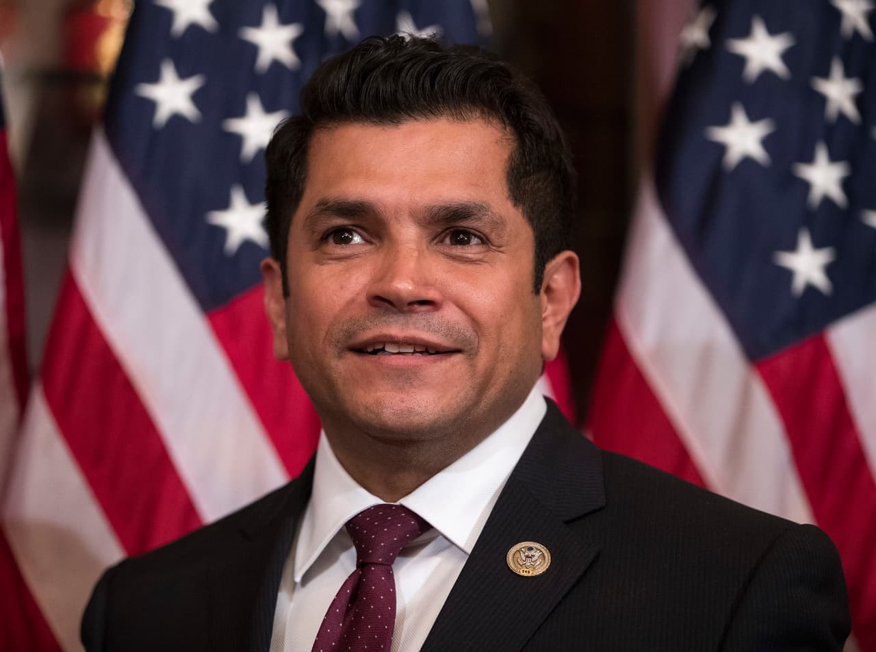 "¡Felicitaciones Alex Padilla! De un hijo de inmigrantes a otro. ¡Me gustaría darte la bienvenida al Congreso! ¡Sé que ayudarás a liderar nuestro estado con convicción y experiencia mientras haces historia como el primer senador latino de California!", dijo el Congresista Jimmy Gomez.
<br>