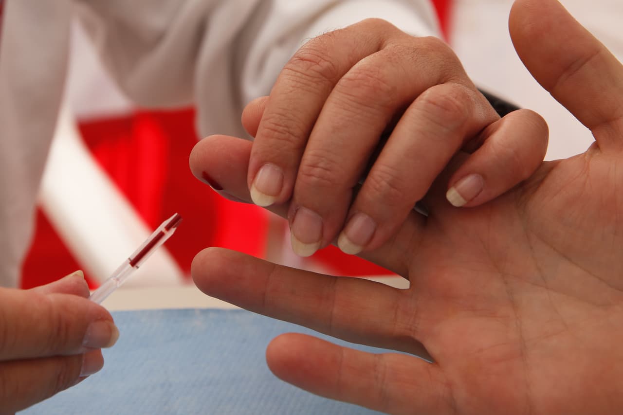 <b>VIH/sida</b>. Las personas que tienen enfermedades de transmisión sexual tienen 
<a href="https://www.cdc.gov/std/spanish/vih/stdfact-hiv-and-stds-s.htm">más probabilidades de contraer VIH</a>, el virus que 
<a href="https://www.univision.com/noticias/vih-y-sida/lo-que-debes-saber-del-vih-el-virus-que-causa-el-sida-video">causa el sida</a>. Esto se debe a que las mismas conductas y circunstancias que te pueden poner en riesgo de contraer una ETS también te pueden poner en mayor riesgo de contraer el VIH. Además, si tienes una llaga o herida en la piel causada por una ETS, el VIH podría entrar con más facilidad al cuerpo. 
<br>