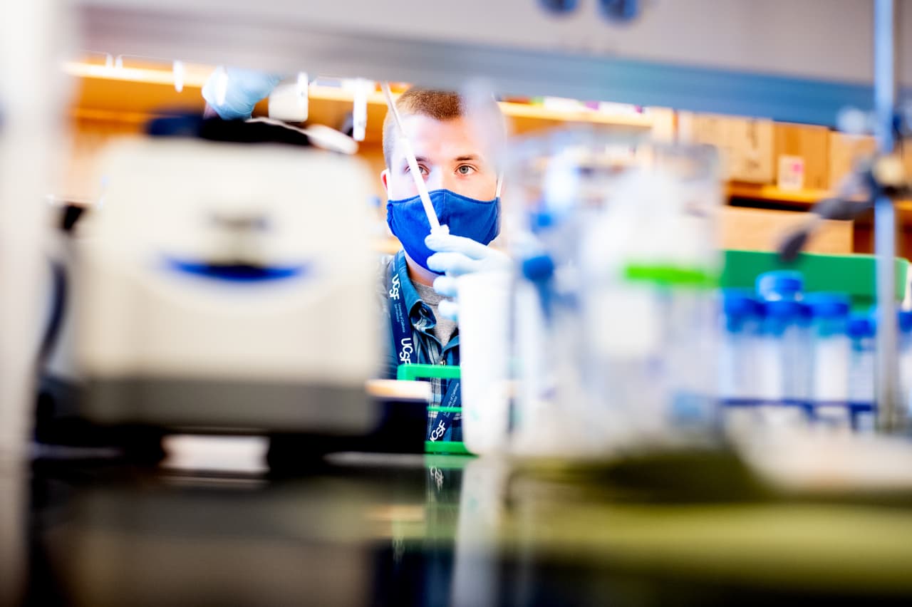 El equipo diseñó 
<a href="https://www.ucsf.edu/news/2020/08/418241/aeronabs-promise-powerful-inhalable-protection-against-covid-19" target="_blank">una molécula sintética</a>, lista para producción masiva, que hace el trabajo de una “camisa de fuerza” para la maquinaria que le permite al virus infectar las células humanas, un avance que califican como “uno de los antivirales más potentes contra el coronavirus que se hayan descubierto hasta el momento”. En la imagen, Nick Hoppe, investigador de UCSF, trabaja en el laboratorio del campus Mission Bay.