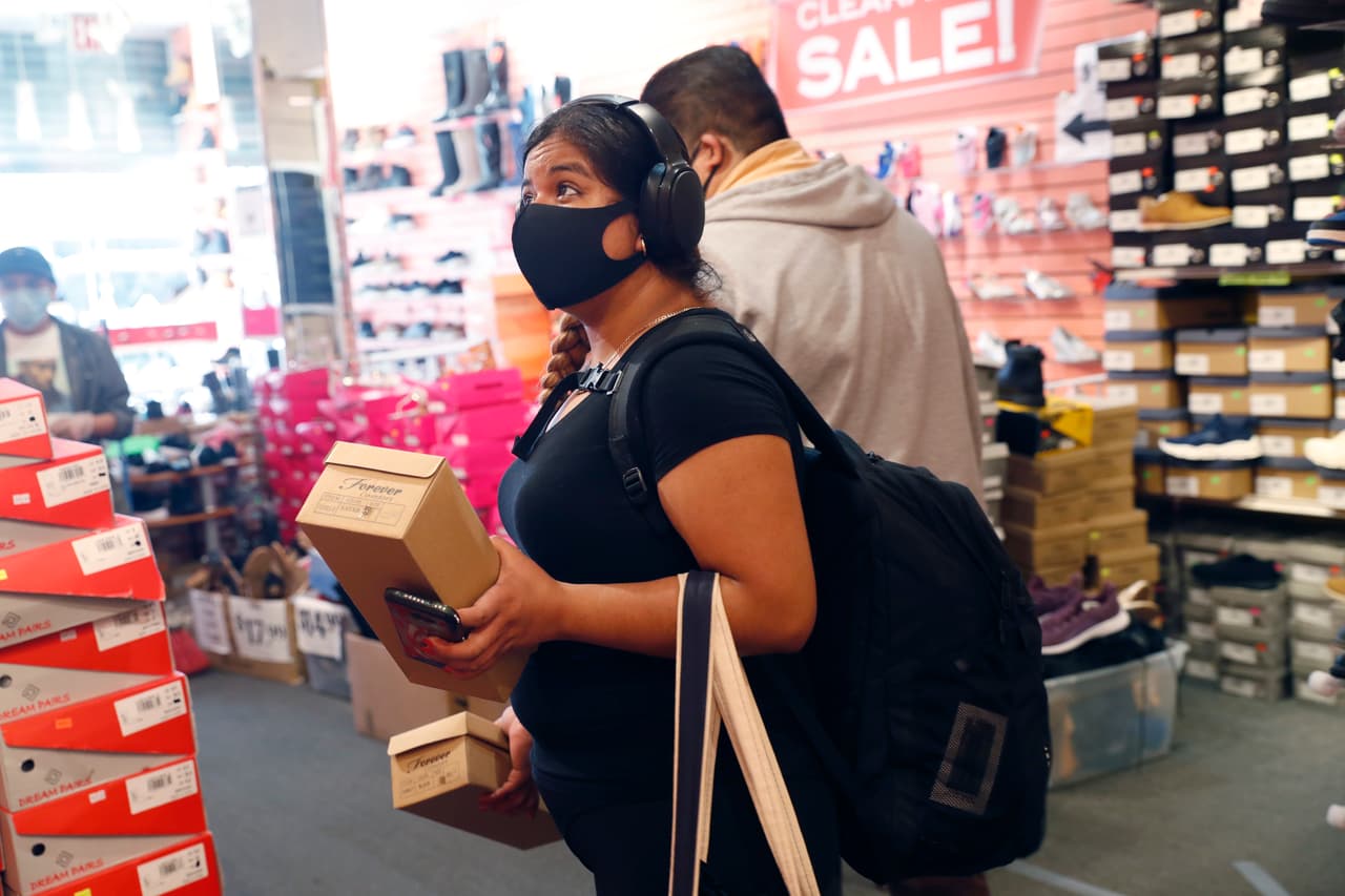 Los negocios de ropa y calzado registraron un fuerte aumento del 188% en sus ventas mensuales, aunque ello no bastó para contrarrestar el declive de 63,4% sufrido en los últimos 12 meses. En la foto, Jessica Reyes compra zapatos en una tienda de Brooklyn, Nueva York, el 8 de junio.