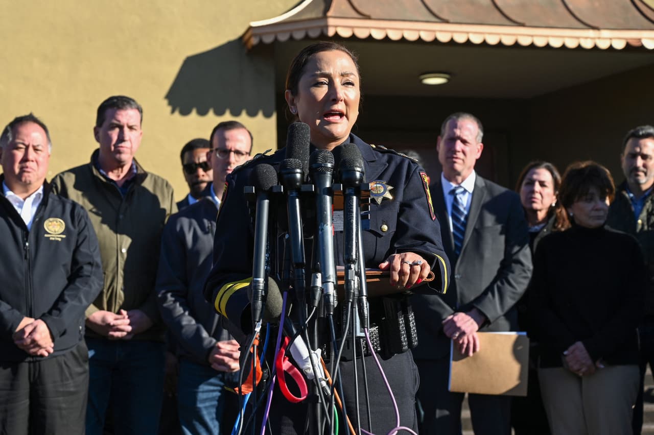 En una rueda de prensa, la alguacil del condado de San Mateo, Christina Corpus, indicó que Mountain Mushroom Farms fue posiblemente el primer lugar que atacó el pistolero.
<br>
<br>“Esta es una tragedia devastadora para esta comunidad y todas las familias afectadas por este horrible acto de violencia” dijo la Sheriff, quien agregó que muchas de las familias afectadas viven en casas rodantes ubicadas dentro de las granjas.