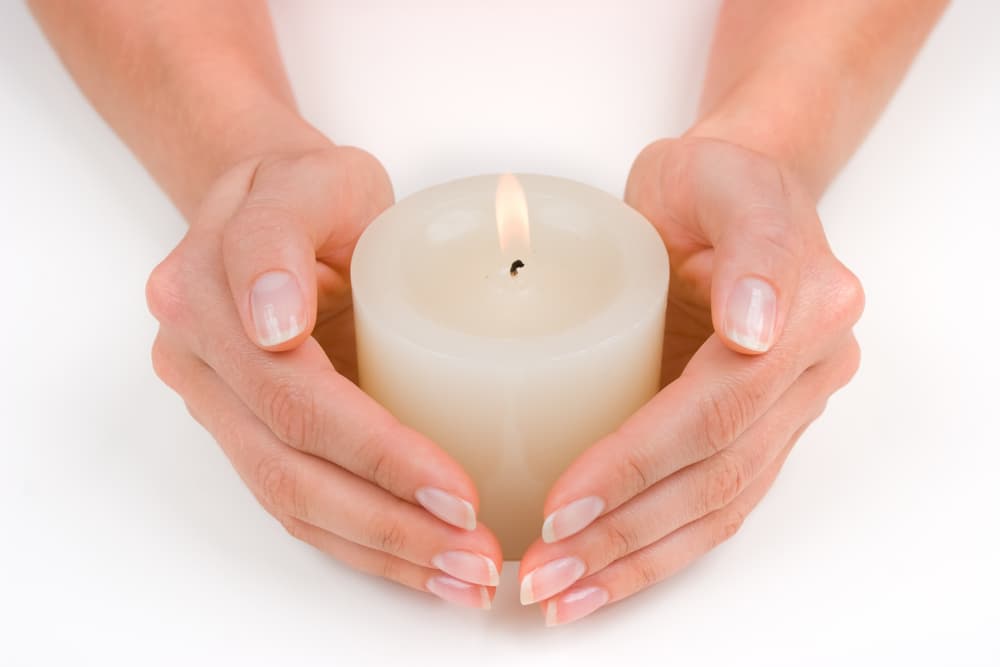Vamos a necesitar primero unas velas blancas, que vamos a consagrar para este ritual. Esto es, decir en voz alta que vas a utilizar estas velas para conseguir bendiciones durante este ritual de Semana Santa.