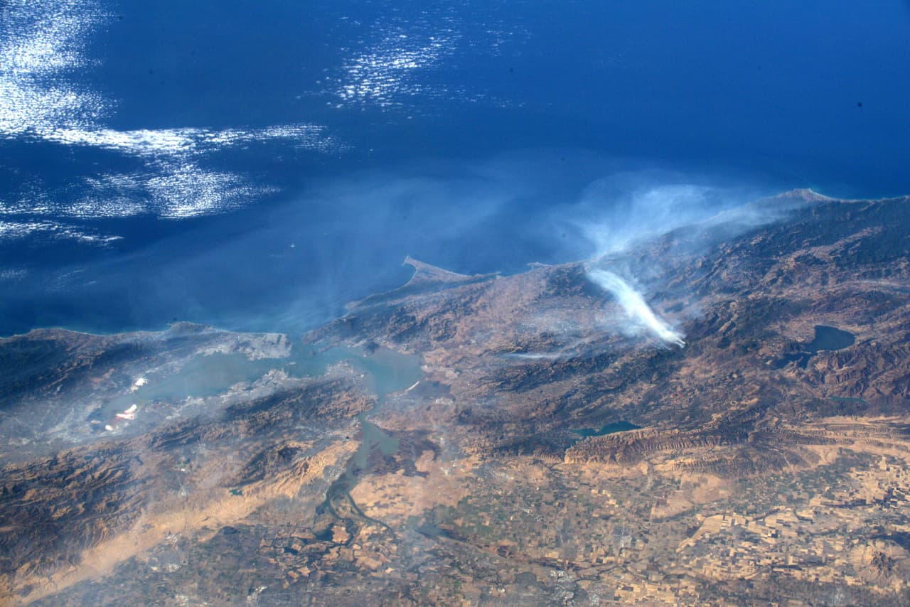 “Desde la Estación Espacial Internacional pude capturar estas fotos de los incendios forestales de California, que ardían al norte del área de la Bahía”, escribió junto a esta fotografía el astronauta estadounidense Andrew Morgan, quien se encuentra en una misión en el laboratorio que orbita la Tierra. 
<a href="https://www.univision.com/noticias/sucesos/mas-de-1-940-acres-arrasados-en-12-horas-cerca-de-los-angeles-los-incendios-no-dan-tregua-en-california">El 31 de octubre de 2019 se comenzaron más incendios cerca de Los Ángeles</a>, destruyendo hogares y forzando evacuaciones.