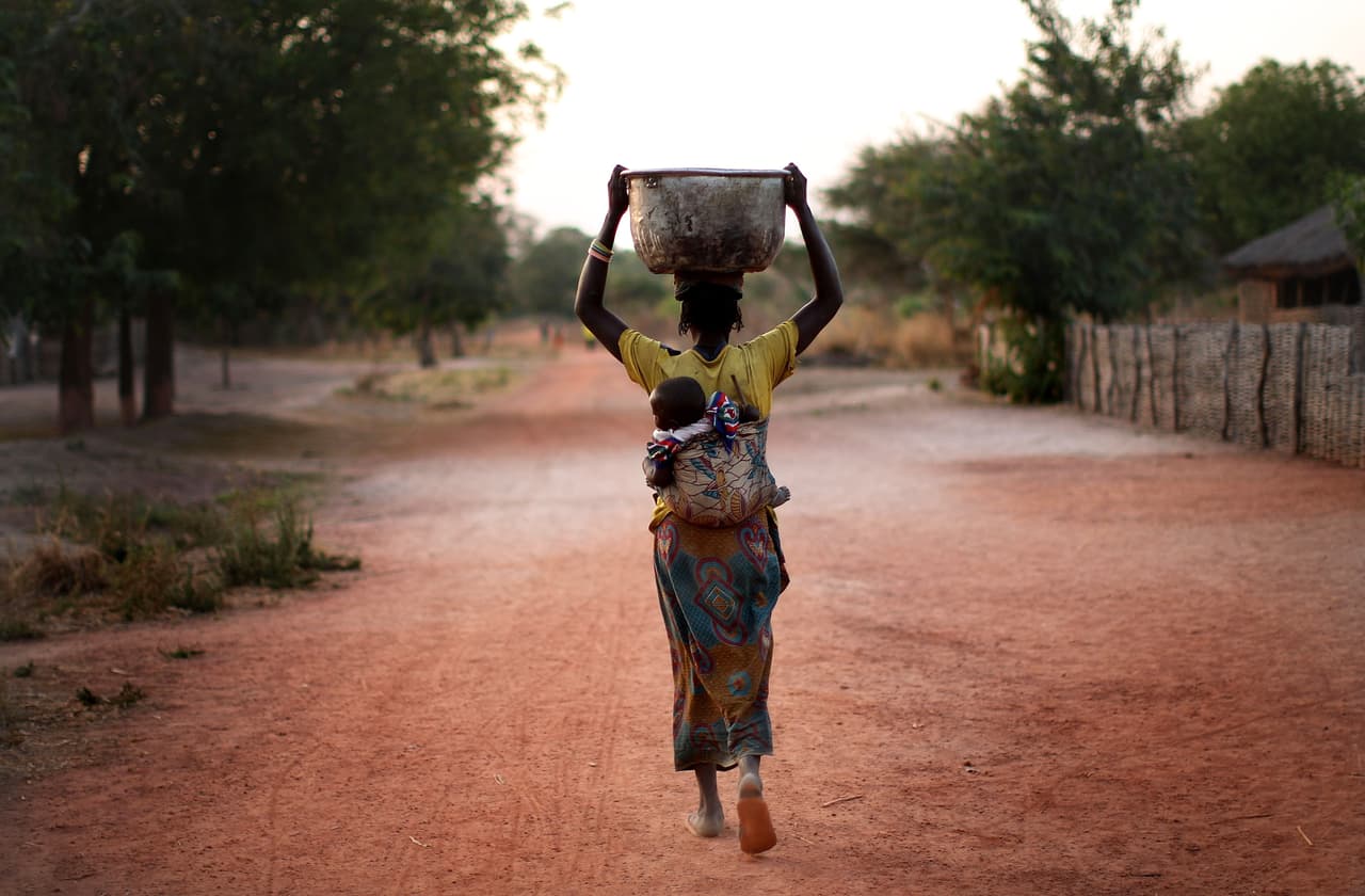 Una de cada 10 personas sobre la faz de la Tierra –es decir, unas 700 millones de personas– sobreviven con apenas $1.90 al día o incluso menos, según el Banco Mundial. 
<br>
<br>Para analizar cuáles son los países más pobres, el sitio web 247WallSt.com tomó en cuenta la Renta Nacional Bruta (RNB), conocida como Gross National Income (GNI) en inglés, que recopila el Banco Mundial. 
<br>
<br>El promedio mundial de la RNB per cápita se sitúa en $17,535. Estados Unidos, que se ubica en el sitio 10 
<a href="https://www.univision.com/noticias/dinero/paises-mas-ricos-del-mundo-fotos-fotos">entre los países más ricos</a>, tiene una RNB per cápita de $66,060. Los países más pobres tienen menos de $3,000. Estos son los resultados. 
<br>
