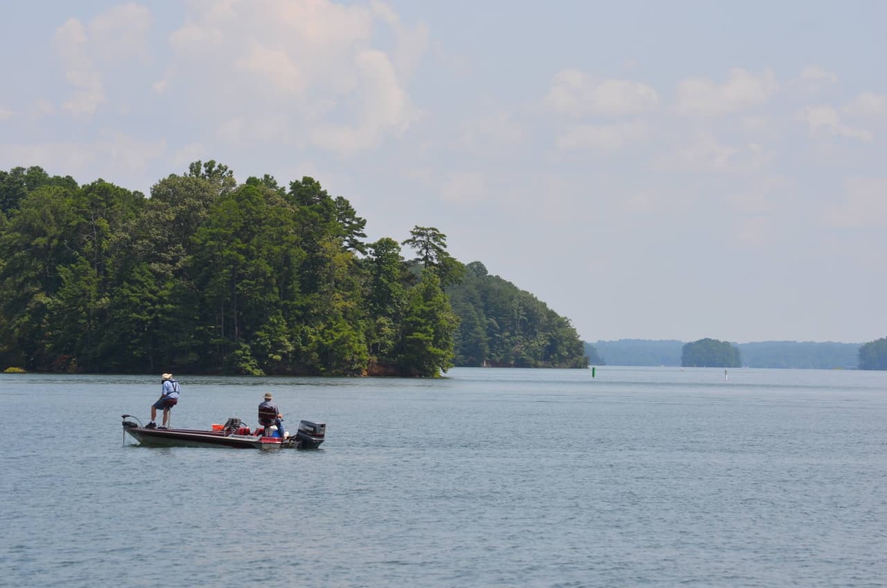 <b><a href="https://lakelanier.com/welcome/">Lake Lanier</a></b>. Lanier es el lago más grande de Georgia, con casi 700 millas de costa repartidas en 38,000 acres. Millones de personas visitan el lago cada año y las actividades más populares incluyen pesca, paseos en bote y campamentos, Lake Lanier tiene opciones para toda la familia. El lago Lanier tiene instalaciones de golf, así como los mejores lugares del mundo para practicar kayak, esquí acuático y natación, cuenta además con más de 45 parques y 10 campamentos bordean las orillas del lago.
<br>
<br>
<b><a href="https://goo.gl/maps/bzDB6LYhQBEgeXmV7">Cómo llegar</a></b>
