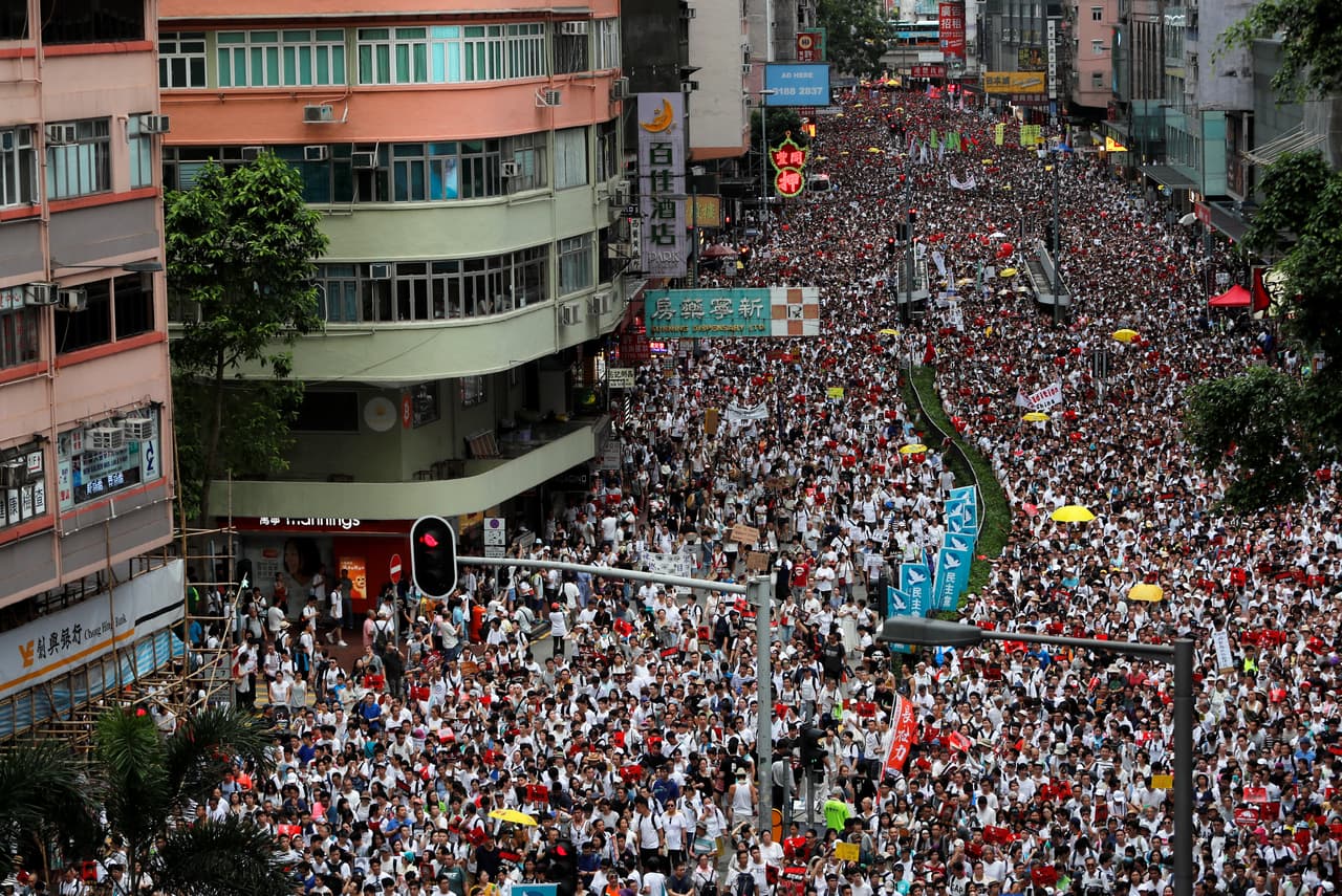 La víspera, más de un millón de personas tomaron las calles de la isla principal de ese centro financiero, según los organizadores, mientras que la policía apuntó que la marcha tuvo un seguimiento de 240,000 personas como máximo. Fue la mayor manifestación allí ocurrida desde la que en 1989 congregó a 1.5 millones de personas en apoyo a los manifestantes de la plaza Tiananmen. En aquel entonces,Hong Kong
<b> </b>todavía estaba bajo el gobierno colonial.