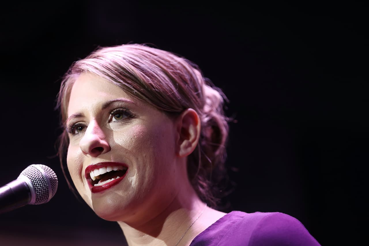 Tras renunciar por la publicación de unas fotos íntimas, la congresista Katie Hill le planta cara al 'porno de la venganza'