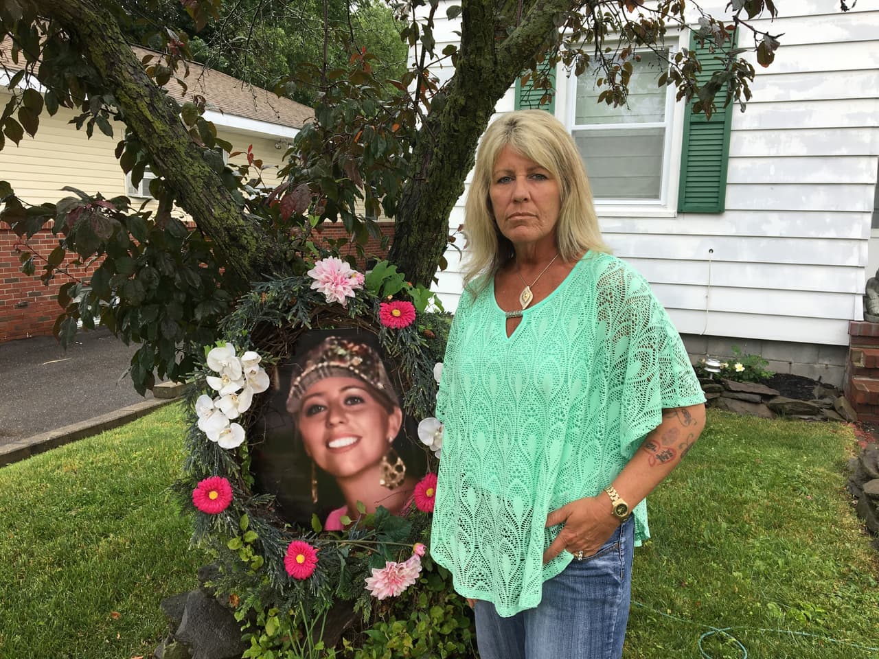 Aunque las personas entre 25 y 44 años de edad son las más afectadas, los jóvenes también sufren las secuelas de esta epidemia. Patty Farrell posa junto a una ofrenda hecha en honor a su hija Laree, víctima de una sobredosis de heroína hace cuatro años.