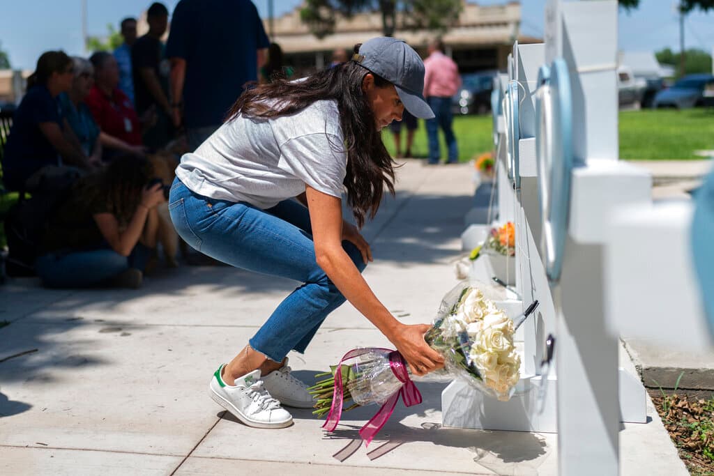 Meghan Markle, la duquesa de Sussex, visitó el lugar y llevó flores en la cruz de Uziyah García, de 8 años.