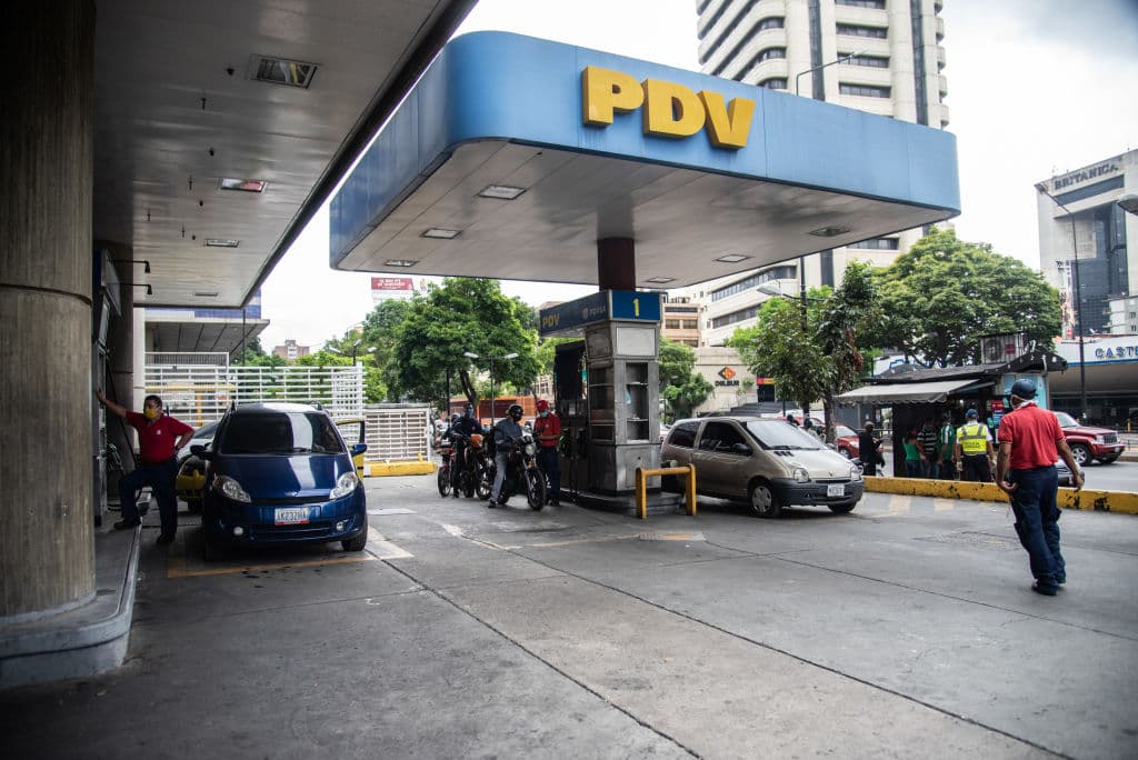 ⬇️ MÁS BARATA.
<br>
<b>1.- Venezuela.</b>
<br>
<br>En el pais sudamericano posee la primera reserva mundial del mundo de petróleo. Ahí se paga 
<b>$0.084 por galón o $0.022 por litro, el precio más barato en todo el mundo.</b>