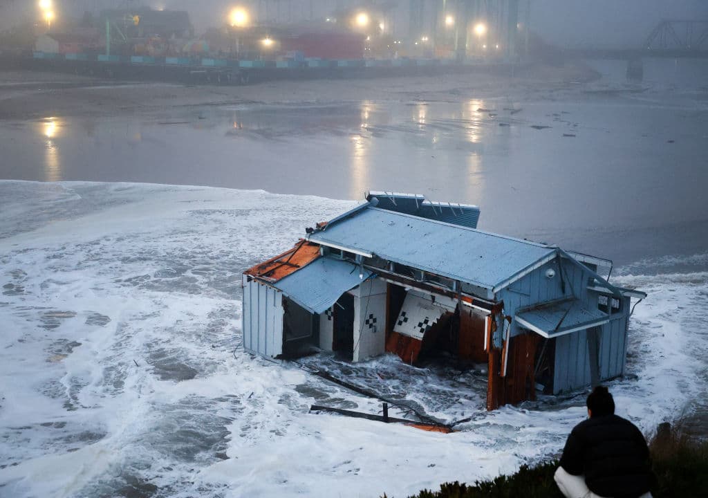 Una poderosa tormenta invernal, con olas de hasta 25 pies (8 metros), incrementó este 23 de diciembre los daños en la estructura, que durante unos cuantos minutos quedó a la deriva, llevando al diversas agencias federales a emitir alertas.
<br>
<br>Incluso para este martes, 24 de diciembre, el Servicio Nacional de Meteorología advirtió olas que podrían alcanzar 10.7 metros (35 pies) en Santa Cruz.