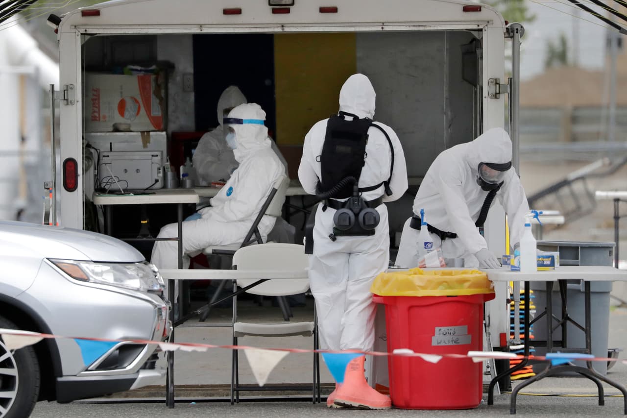 En Yakima viven decenas de miles de trabajadores agrícolas y allí 
<b>el 26% de las pruebas de coronavirus dan positivo</b>, comparado con el 6% en el resto del estado. En la fotografía un sitio de pruebas de Coronavirus atendido por médicos de la Guardia nacional en Yakima, el 16 de junio.