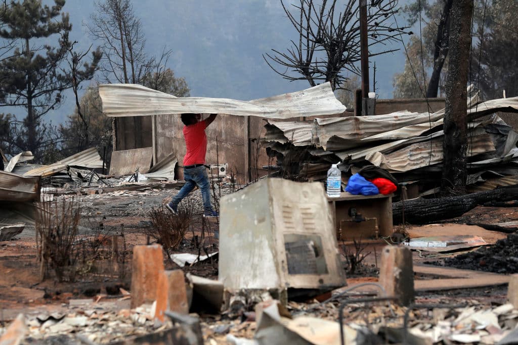 Boric, que el viernes suspendió sus vacaciones estivales para visitar la ciudad de Concepción, 510 km al sur de Santiago, dijo en Twitter que seguía trabajando "para enfrentar los incendios forestales y apoyar a las familias".