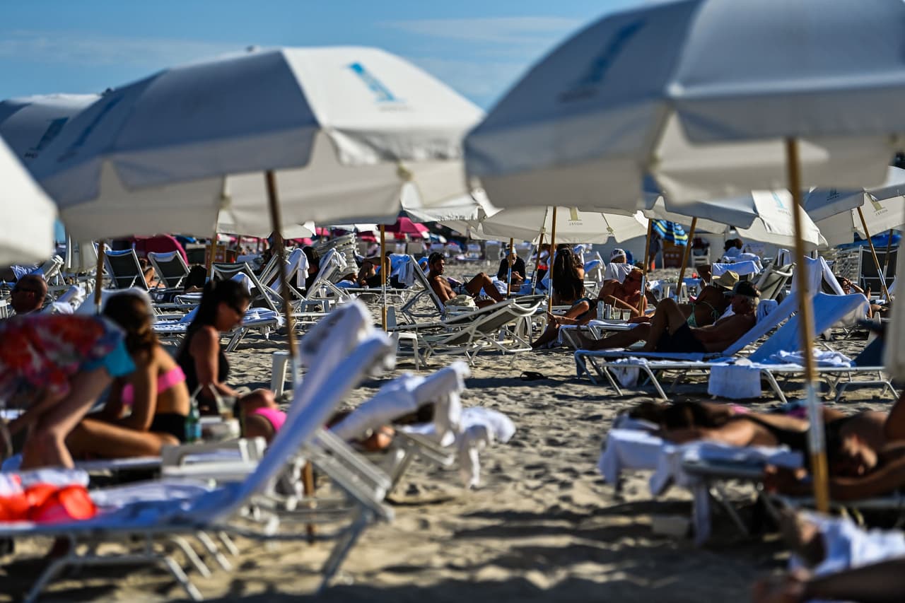 El turismo es una de las principales fuentes de entrada económica y de trabajo en Florida, con miles de hoteles, restaurantes, bares y personas empleadas alrededor de esta industria.