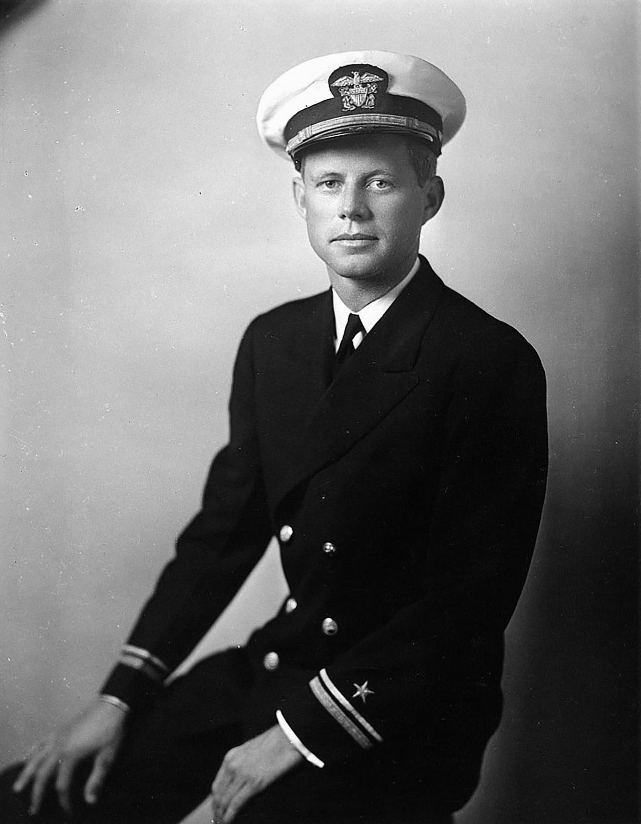 JFK fue testigo de primera mano en Londres del comienzo de la Segunda Guerra Mundial. Al regresar a EEUU escribió su tesis de grado en Harvard sobre el conflicto europeo: ‘Por qué Inglaterra se durmió’, un éxito de ventas. En 1941 se ofreció de voluntario en el Ejército y fue aceptado en la Armada, donde llegó a ser alférez de navío. La fotografía es de 1942, cuando ya EEUU estaba de lleno en la guerra.