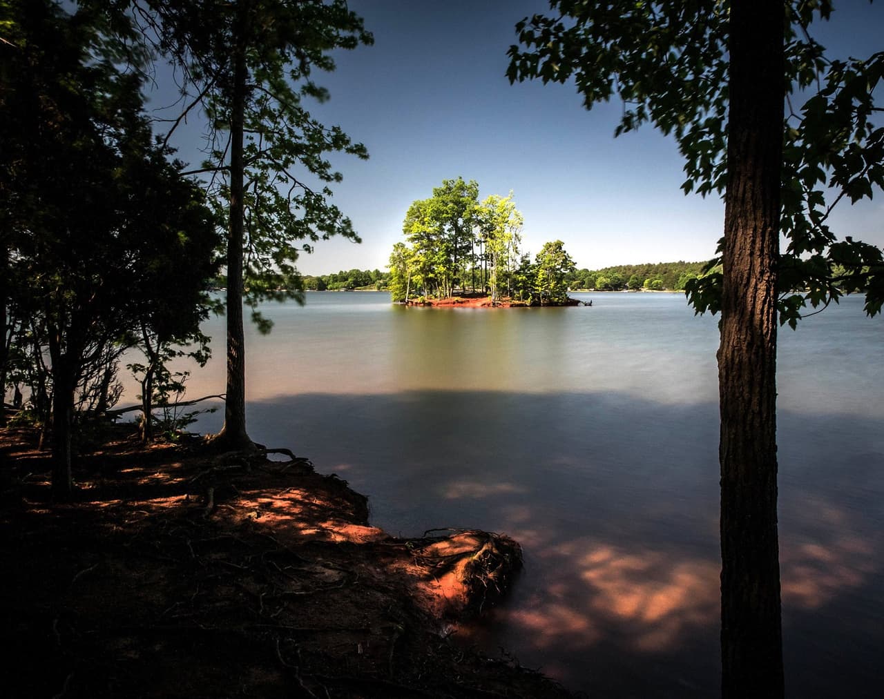 Lake Norman State Park (Troutman)
<br>Sitio web: 
<a href="https://www.ncparks.gov/state-parks/lake-norman-state-park">https://www.ncparks.gov/state-parks/lake-norman-state-park</a> 
<br>
<b><a href="https://goo.gl/maps/2o5161YRfJaor5Gw6">Cómo llegar</a> </b>
<br>
<br>Ubicado a unos 30 minutos al norte de Charlotte, el Parque Estatal Lake Norman es un paraíso para los amantes del aire libre con muchas oportunidades para acampar, ir de picnic, pescar y pasear en bote.