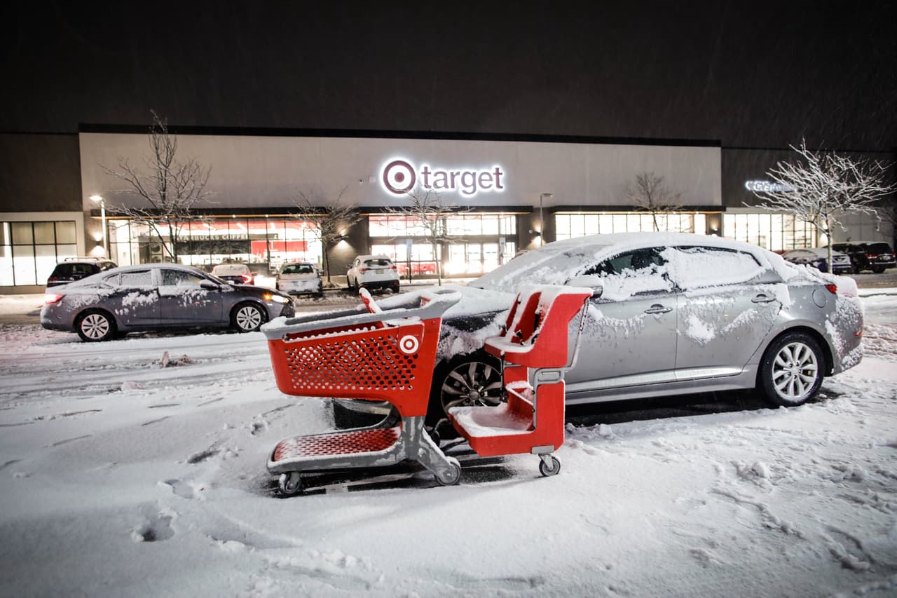 Esta foto muestra cómo quedó un estacionamiento en la misma ciudad de Closter, en Nueva Jerysey, luego de la nevada de este 6 de enero. Meteorólogos advirtieron el 5 de enero que un diluvio de nieve y las condiciones invernales podrían provocar un caos en los viajes al noreste de EE. UU. este fin de semana.