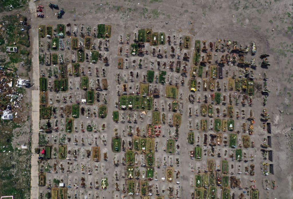 México superó el 6 de agosto los 50,000 muertos por covid-19, convirtiéndose en el tercer país del mundo por número de fallecimientos. 
<br>
<br>Vista aérea de tumbas en el área especial para víctimas del coronavirus del Panteón Municipal del Valle de Chalco, Estado de 
<a href="https://www.univision.com/temas/mexico-city">México</a>. Este cementerio tuvo que habilitar nuevos terrenos para entierros debido a la saturación por la cantidad de fallecidos.