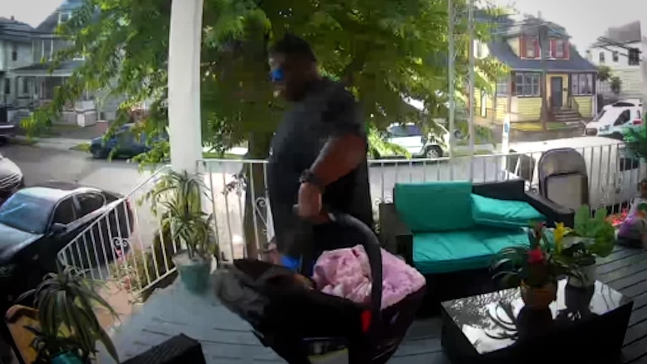 Reyes esperaba ver a su bebé el domingo 26 de mayo, día en el que Anthony Smith, padre de la niña, tenía la obligación de llevarla a su casa de Nueva Jersey como dictaba una orden de custodia, 
<a href="https://www.univision.com/local/nueva-york-wxtv/madre-hispana-denuncia-que-ex-pareja-le-quita-a-su-bebe-busca-recuperarla-video" target="_blank"><b>pero ese día el hombre no cumplió su palabra, ni lo que dicta la ley.</b></a>
<br>