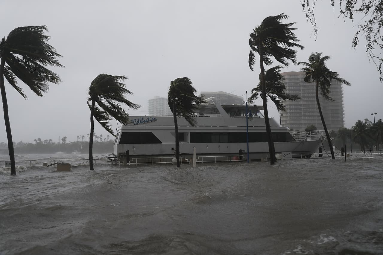 Un barco arrastrado hacia los bordes de la marina en Miami. Además de botes arruinados y ventanales rotos, las autoridades reportaron que cerca de dos millones de usuarios se quedaron sin servicio eléctrico.