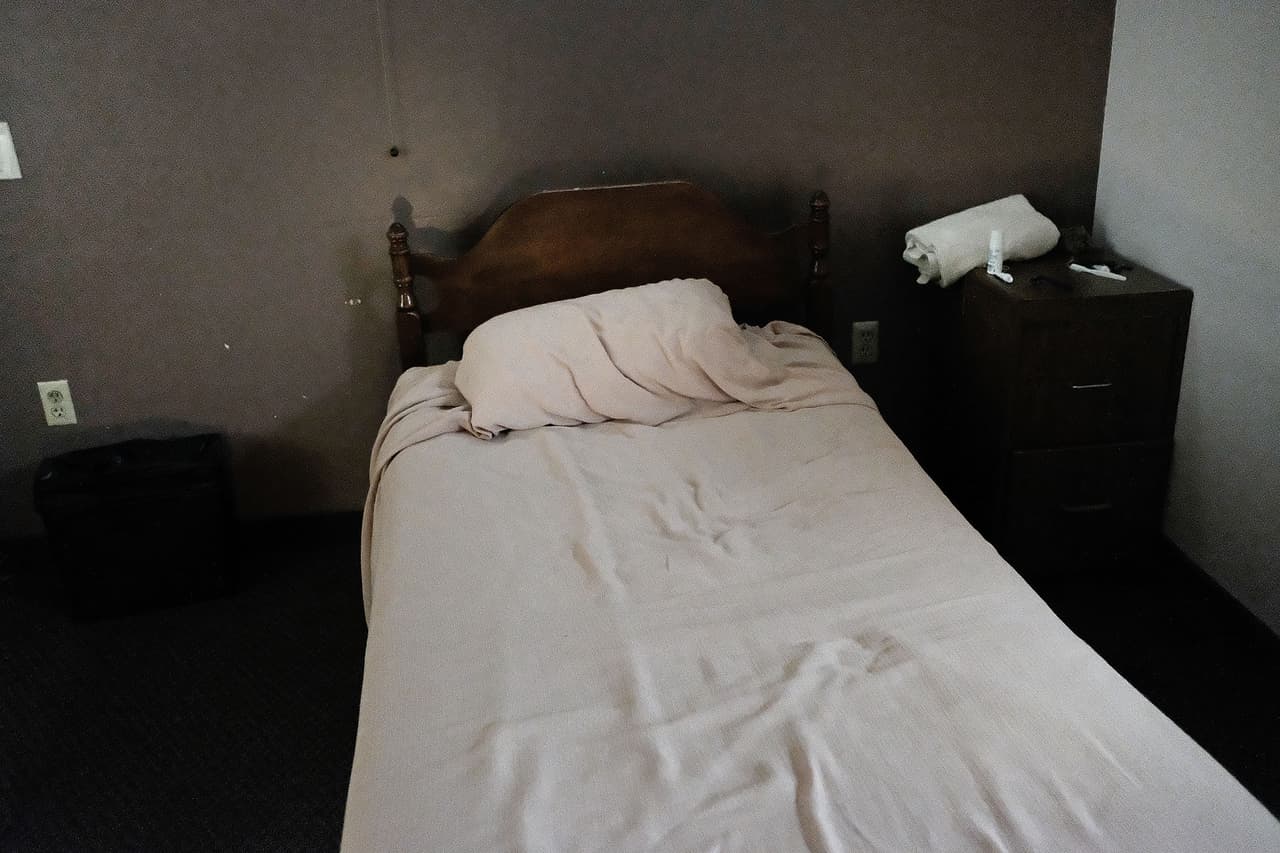 Esta es una de las camas dentro del área de desintoxicación del 
<a href="http://www.ccmhrsb.org">Centro de Recuperación Neil Kennedy</a>, en Youngstown, Ohio. Recientemente se ha visto un repunte en el número de pacientes que son 
<a href="http://www.univision.com/noticias/salud/reportan-aumento-significativo-del-uso-de-heroina-en-estados-unidos">adictos a la heroína</a>. 
<br>