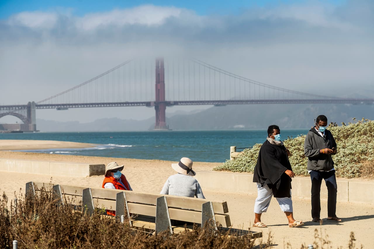<b>SALUD FÍSICA Y MENTAL</b>
<br>
<br>El gobernador Gavin Newsom recalcó la importancia de la salud mental durante el confinamiento, por lo que instó a los californianos a conectarse con sus seres queridos de manera virtual y realizar actividades al aire libre como ir a parques, playas o salir a caminar, correr y andar en bicicleta.