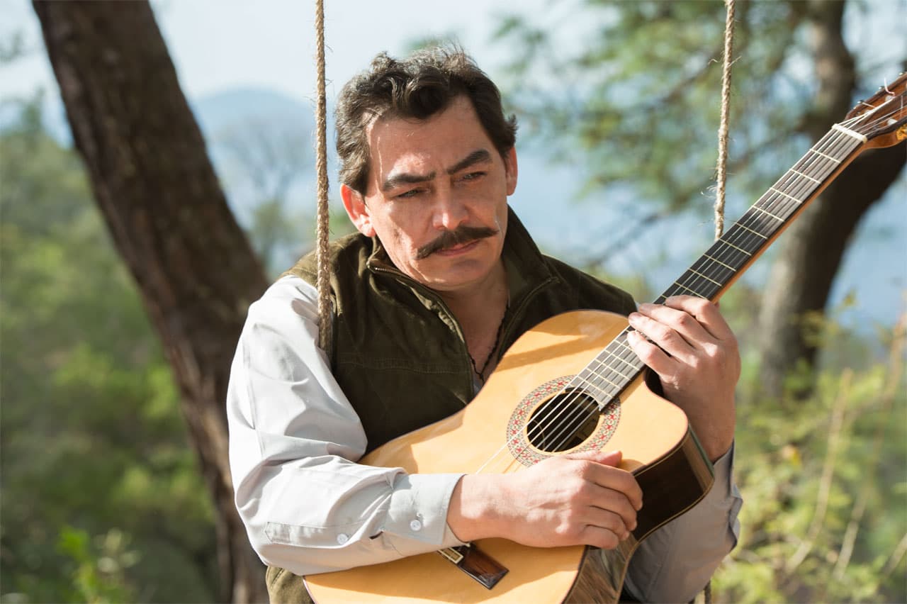 José Manuel Figueroa compone, canta y sabe tocar muy bien la guitarra.