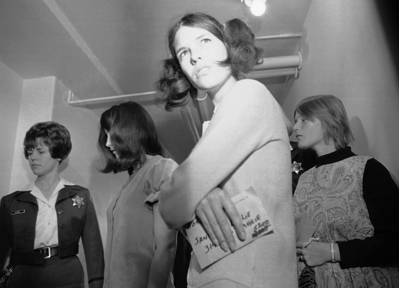 Susan Denise Atkins (izq) y Linda Kasabian (der) fueron acusadas de asesinar a Sharon Tate y otras seis personas. Leslie Van Houten (en primer plano) fue acusada de asesinar a Leno LaBianca y su esposa. La fotografía de las seguidoras de Manson fue tomada a la salida de la corte donde eran procesadas.