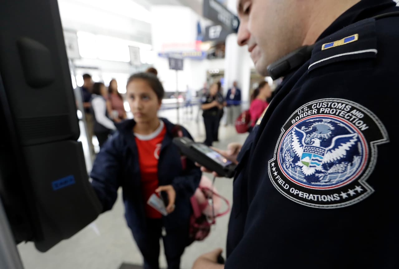 Si sales de Estados Unidos después de haber acumulado ciertos periodos de presencia sin un estatus legal en el país 
<a href="https://www.univision.com/local/atlanta-wuvg/inmigracion-al-dia-errores-en-documentos-oficiales-podrian-afectarte-al-viajar-video" target="_blank">se te podría prohibír la admisión por tres años o diez años</a>, dependiendo del tiempo que hayas acumulado. Cualquier salida de Estados Unidos podría poner en marcha esta causal de inadmisibilidad aun cuando hayas obtenido un documento de permiso adelantado.
