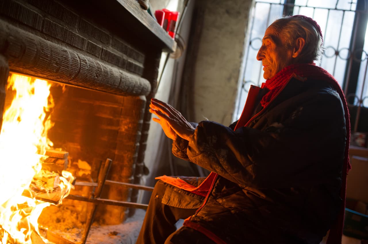 2) Cuando encienda un fuego, inspeccione tanto las chimeneas como las estufas de leña. Use una rejilla resistente o una puerta frente a su chimenea. Si planea usar la chimenea como fuente de calor,
<b> no cuelgue adornos navideños alrededor o encima de ella. </b>No sobrecargue los enchufes de electricidad y tenga cuidado con los cables de extensión, pues representan peligros al andar en los pasillos.
