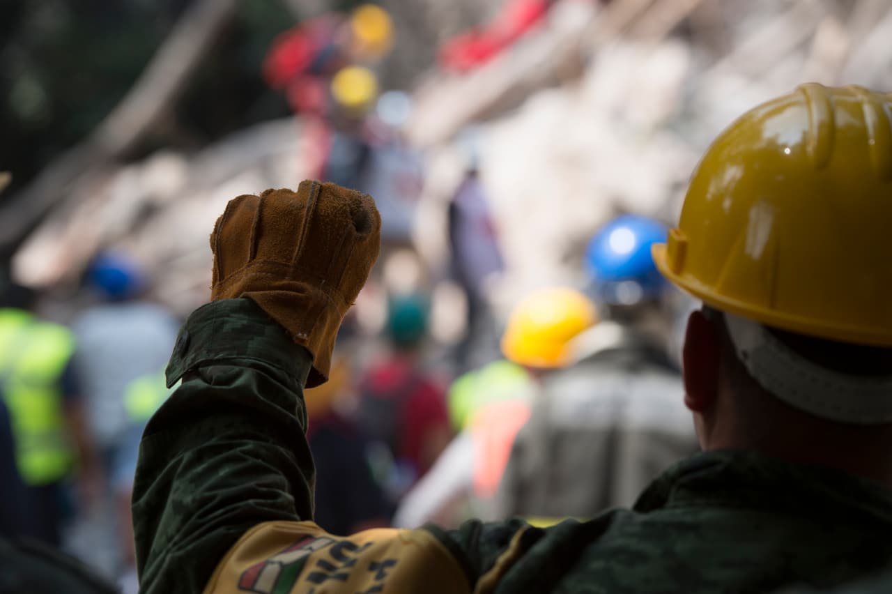 Los equipos de rescate 
<a href="http://www.univision.com/noticias/silencio-el-pedido-de-rescatistas-en-mexico-para-poder-encontrar-sobrevivientes-en-los-escombros-video"><b>continúan buscando a personas entre los escombros</b></a> de las decenas de 
<a href="http://www.univision.com/noticias/terremotos/lista-de-los-edificios-colapsados-en-mexico-en-actualizacion"><b>edificios colapsados</b></a>.