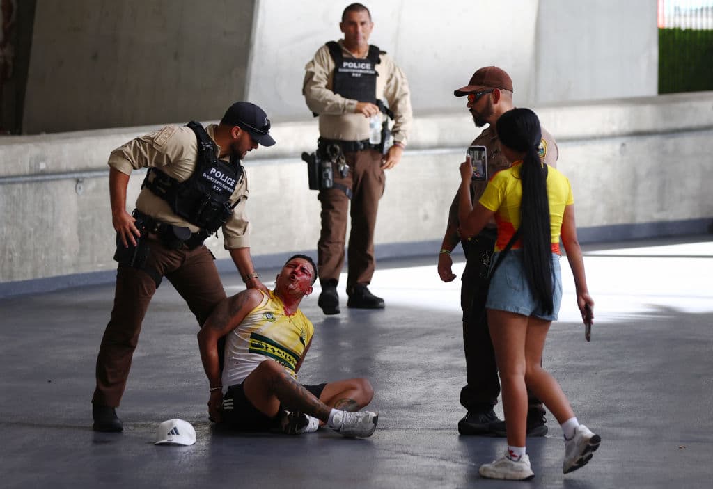 La policía apoyó a la seguridad del estadio para que la situación no saliera de control. Detuvieron a fanáticos que no tenían boletos para el partido. Otros que sí tenían, pero que de alguna forma estuvieron involucrados en algún
<b> <a href="https://www.univision.com/local/miami-wltv/con-retrasos-y-disturbios-asi-se-vivio-la-final-de-la-copa-america-video" target="_blank">incidente violento</a></b>, también fueron detenidos.