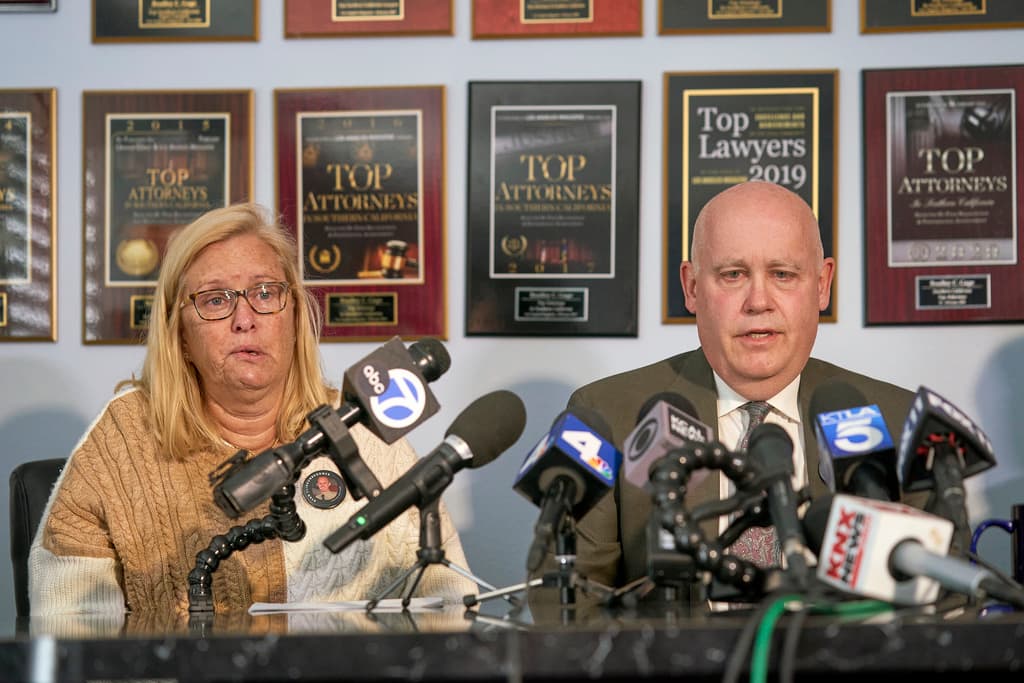 Para Kim y Mike Clinkunbroomer, padres del asesinado agente Ryan Clinkunbroomer, el Departamento del Alguacil del condado de Los Ángeles expone a oficiales como su hijo a
<b> jornadas de trabajo excesivas, sabiendo cómo eso afecta la capacidad</b> de cualquier humano para 
<b>reaccionar en caso, por ejemplo, de <a href="https://www.youtube.com/watch?app=desktop&v=HzAhWAvp2Ac" target="_blank">una emboscada</a></b>.