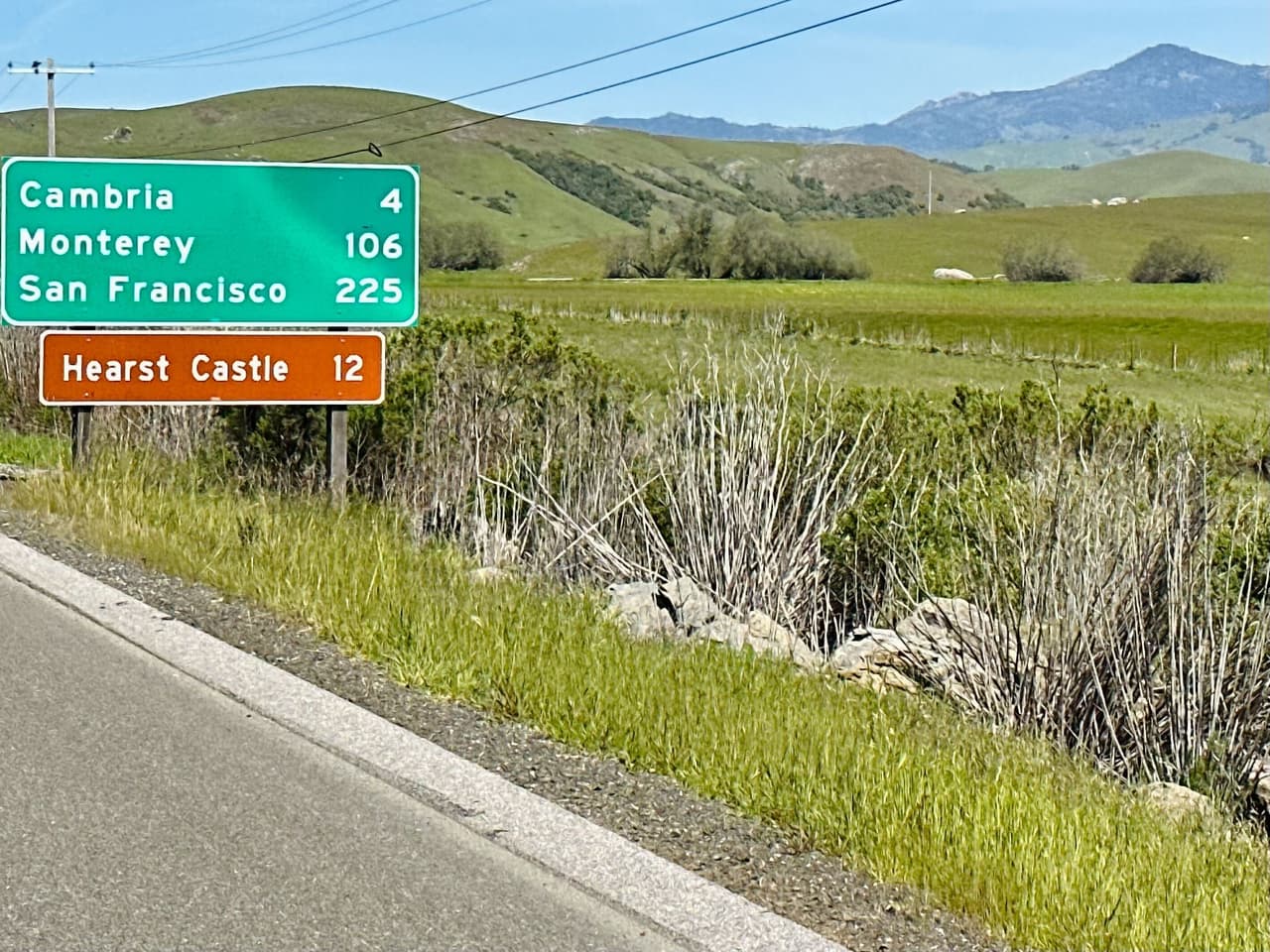 Siguiendo nuestro recorrido llegamos a 
<b>Cambria</b>, un pueblo costero en el condado de San Luis Obispo a medio camino entre San Francisco y Los Ángeles. Cambria es uno de los destinos favoritos en la costa central de California. Hay muchas cosas divertidas que hacer para mantenerse ocupado, pero también es el 
<b>lugar perfecto para descansar y relajarse.</b>
<br>