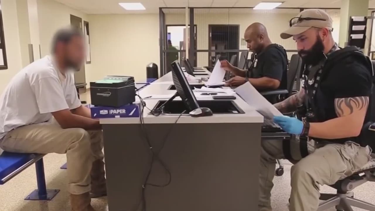 Trump ordena a ICE ampliar esfuerzos y acelerar deportaciones en ciudades gobernadas por demócratas