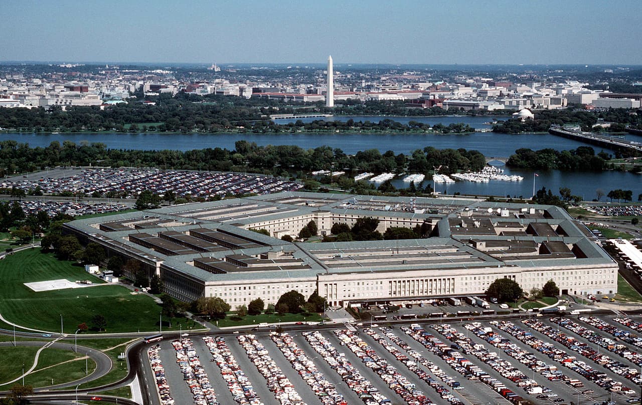 <h3 class="cms-H3-H3">1. Washington-Arlington-Alexandria, DC-Virginia-Maryland-West Virginia</h3>
<br>
<br>☢️
<b> Es la sede del Pentágono, </b>así como de los poderes ejecutivo, legislativo y judicial del país.
<br>
<br>☢️ 
<b>Densidad de población: </b>11,281 por milla cuadrada.
<br>
<br>☢️ 
<b>Estimación de muertes y heridos en caso de un ataque: </b>461,240 muertes, 924,160 heridos.
<br>
<br>☢️
<b> Sistema de prevención: </b>D. C.’s Preparedness Guide.
<br>