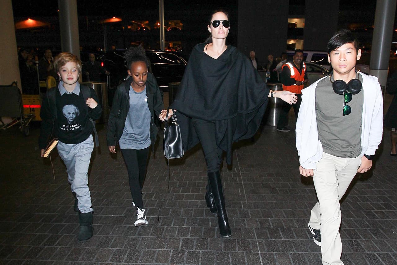 Los paparazzi captaron a los Brangelina llegando al aeropuerto de Los Ángeles.