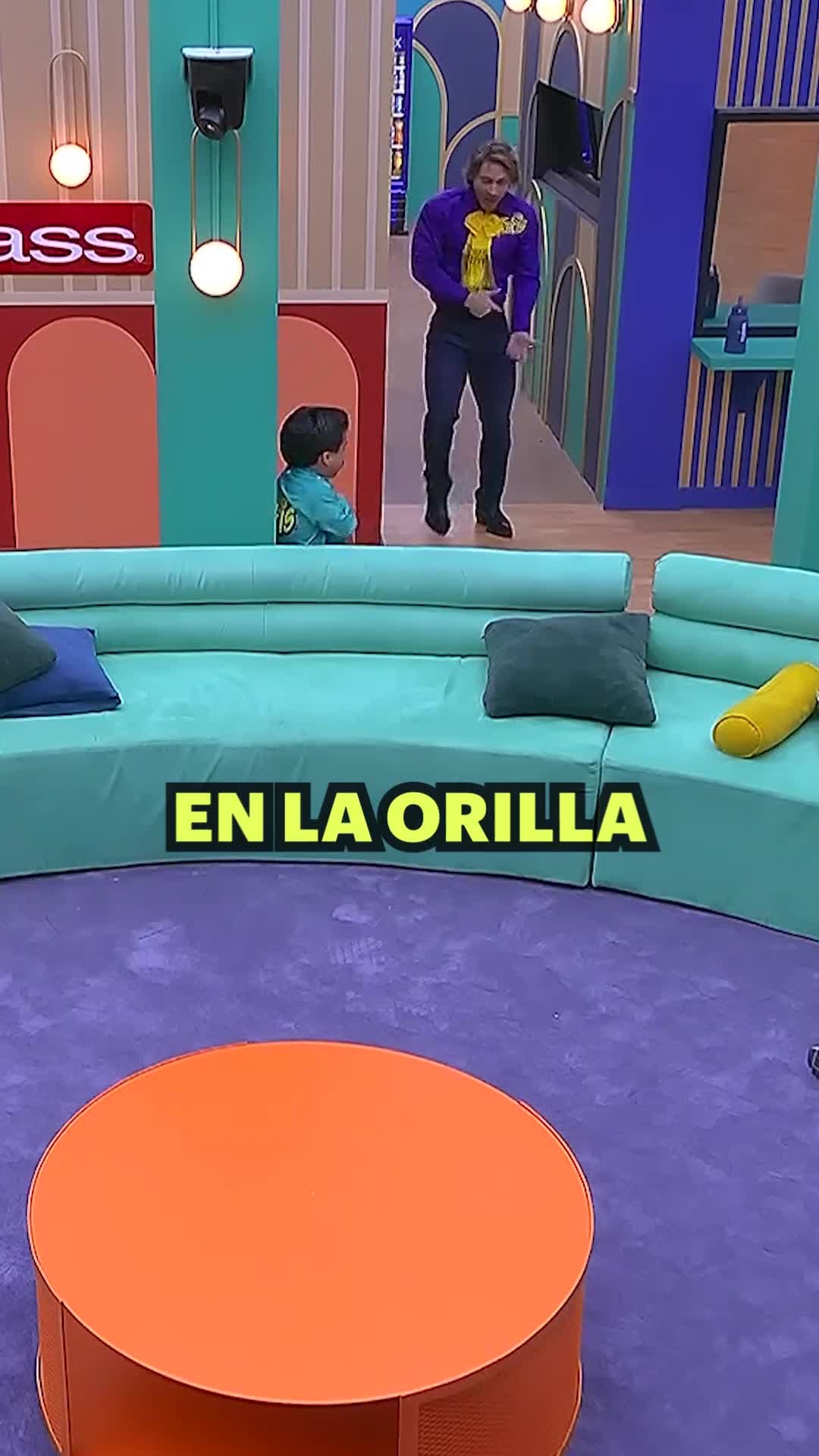 Abelito y Aldo imaginándose en una película
