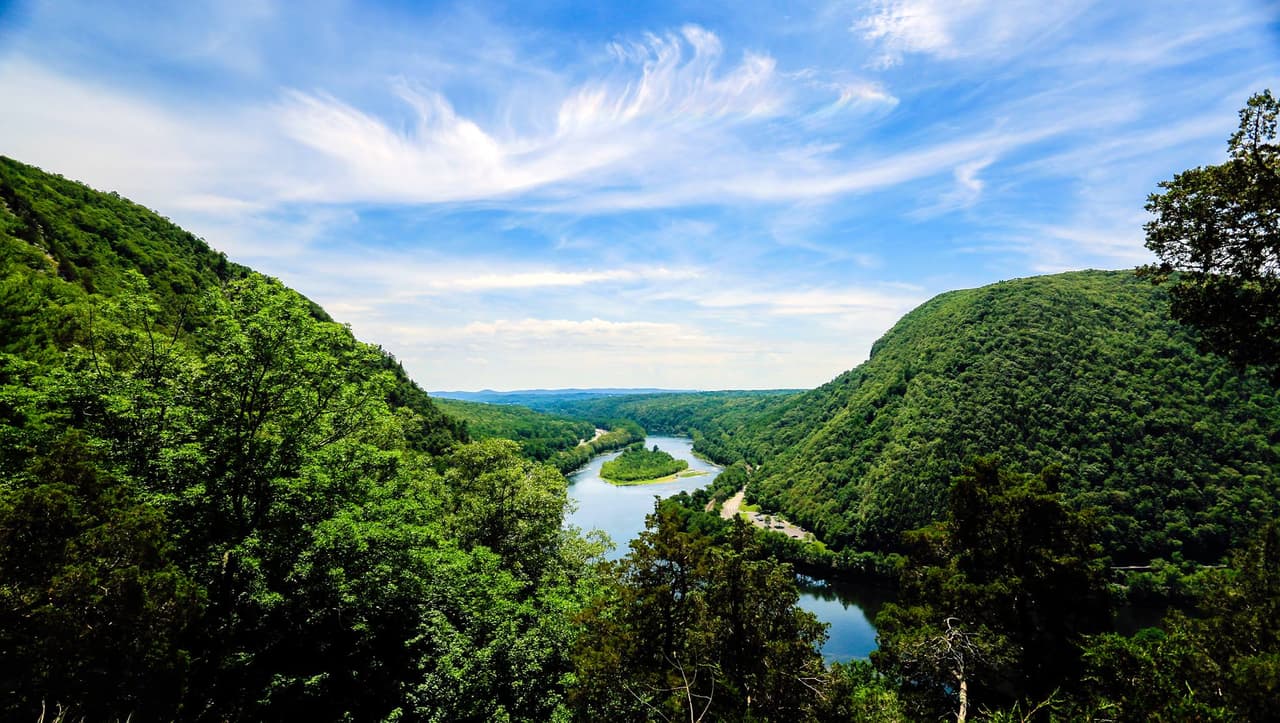 <b><a href="https://www.facebook.com/DelWaterGapNPS/" target="_blank">Delaware Water Gap National Recreation Area</a></b>. El Área de Recreación Nacional Delaware Water Gap es una unidad del Servicio de Parques Nacionales que incluye 40 millas del río Middle Delaware y más de 60,000 acres a lo largo de las orillas del río entre Milford y Delaware Water Gap.