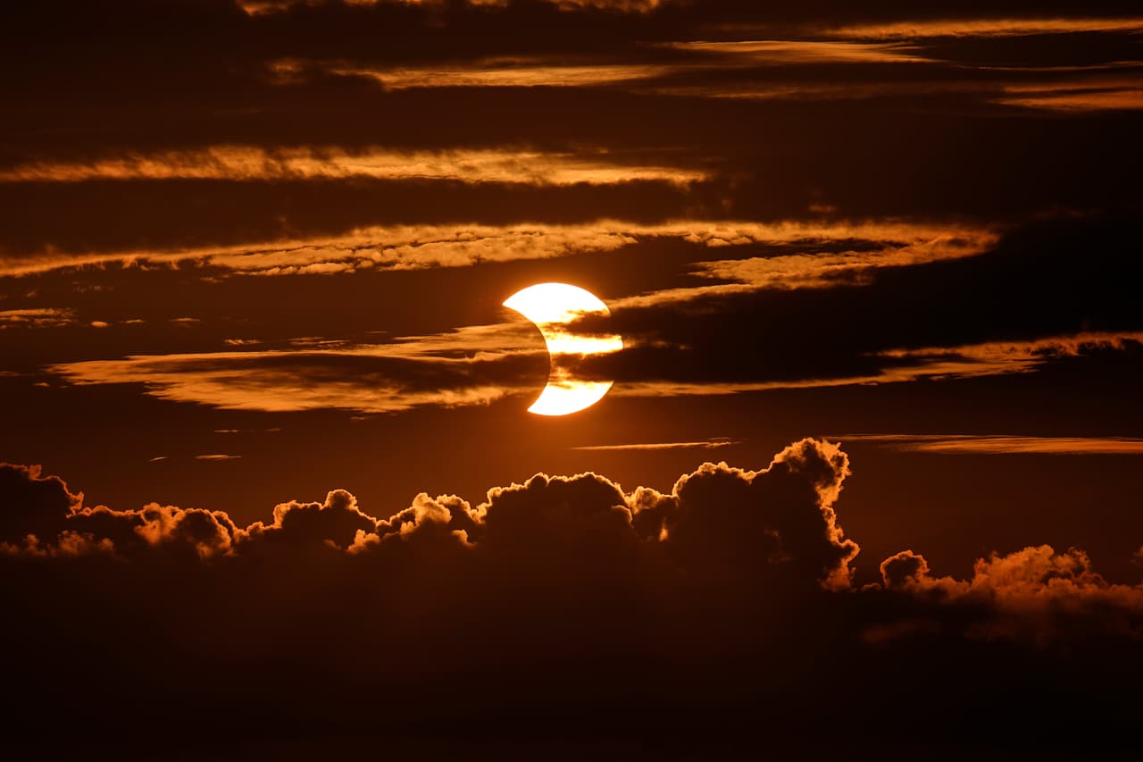 Una vista del eclipse en su primer momento desde Arbutus, Maryland. Este fenómeno se produce cuando en su movimiento la luna se sitúa entre el sol y la Tierra, bloqueando la luz solar y proyectando la sombra lunar sobre la superficie terrestre.