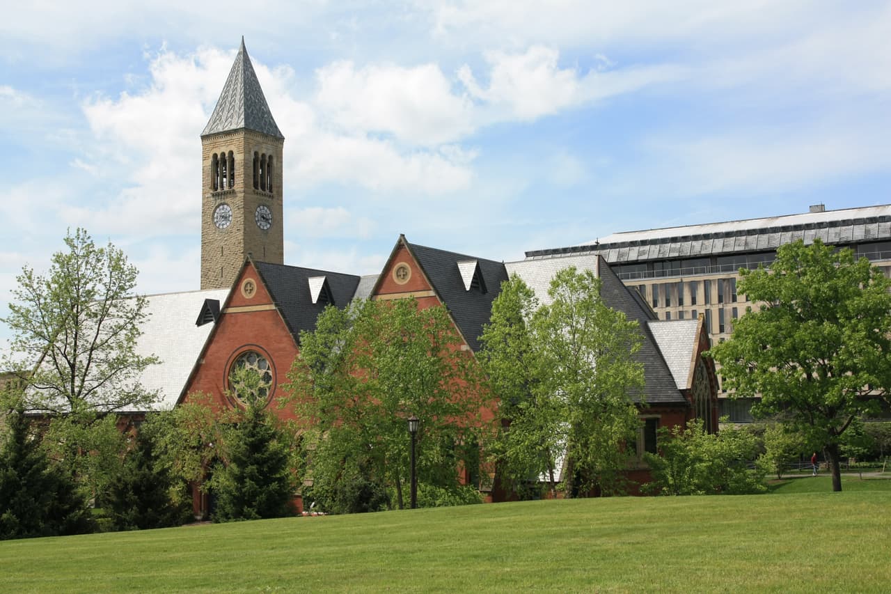 El presidente interino de la Universidad de Cornell, Hunter Rawlings, emitió un comunicado donde aseguró que la universidad protege 
<b>"de manera permanente"</b> la información de los estudiantes y 
<b><a href="http://cornellsun.com/tag/sanctuary-campus/">no permite a la policía de Cornell investigar sobre el estatus migratorio</a></b> a menos que esté relacionado con violaciones criminales. 
<br>
<br>Además, la Escuela de Derecho de Cornell planea lanzar un programa para estudiantes que deseen consultar a un abogado sobre las implicaciones de las políticas de la nueva administración de Trump. También 
<b>proporcionará apoyo financiero si DACA se suspende</b>, pero aclaró que no utilizará el término 'campus santuario'.
<br>