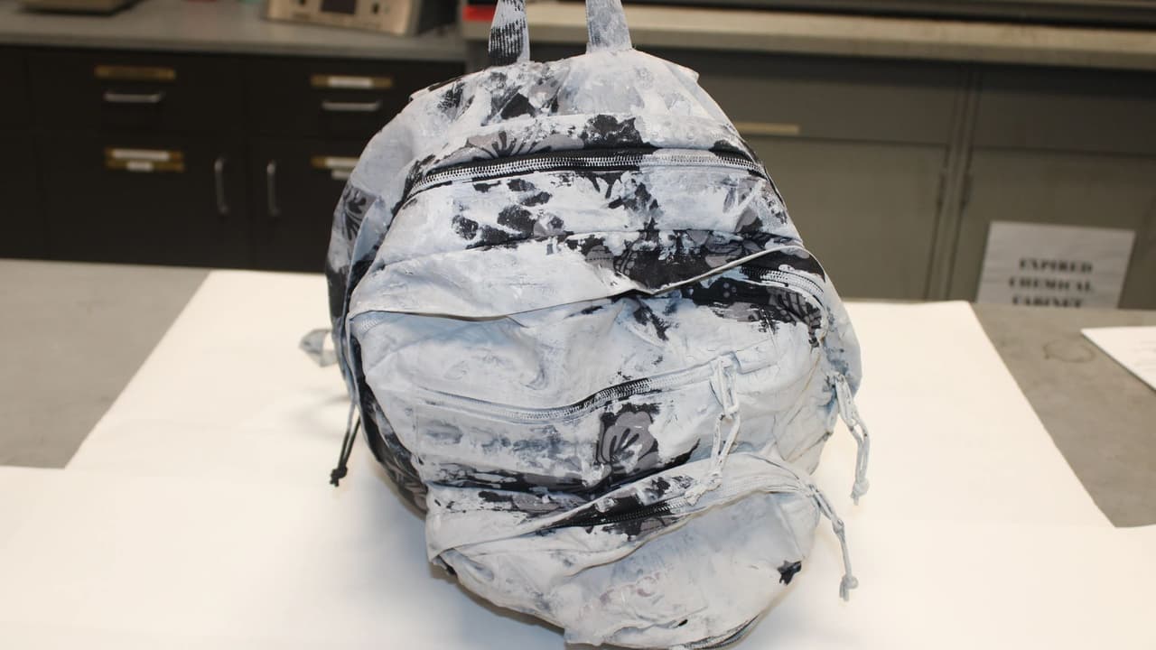 <b>Sterns cambió su versión </b>de los hechos varias veces, generando sospechas en los detectives. La policía descubrió la mochila de Madeline dentro de una bolsa blanca en la basura.