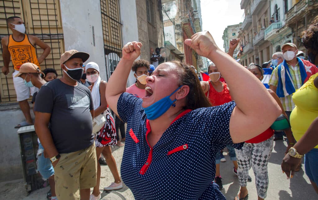 Una mujer grita consignas progubernamentales mientras manifestantes antigubernamentales marchan en La Habana. El Gobierno de 
<a href="https://www.univision.com/temas/estados-unidos-de-america">Estados Unidos</a> aseguró el domingo estar "muy preocupado" por las llamadas al "combate" que hizo el gobernante de Cuba, Miguel Díaz-Canel, para detener las protestas contra el régimen en la isla. "
<a href="https://twitter.com/WHAAsstSecty/status/1414361678213488643?s=20" target="_blank">Estamos muy preocupados por las ´llamadas al combate en Cuba</a>" , dijo en un mensaje en Twitter la subsecretaria de Estado interina de la Oficina de Asuntos del Hemisferio Occidental, Julie Chung.
<br>