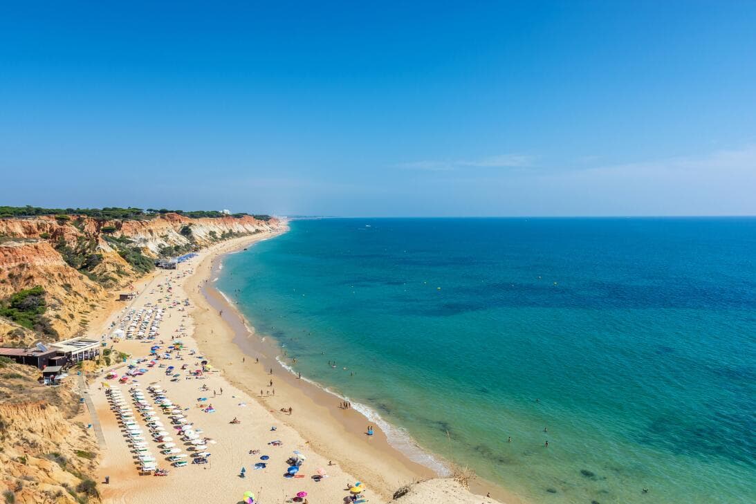 <b>Puesto 6:</b> 
<b>Playa de Falésia (Olhos de Água, Portugal)</b> 
<br>
<br>“Hermosos acantilados de arena roja conducen al océano azul verdoso, y a una playa de arena blanca que parece extenderse al infinito”, escribió un turista sobre este destino al sur de Portugal.