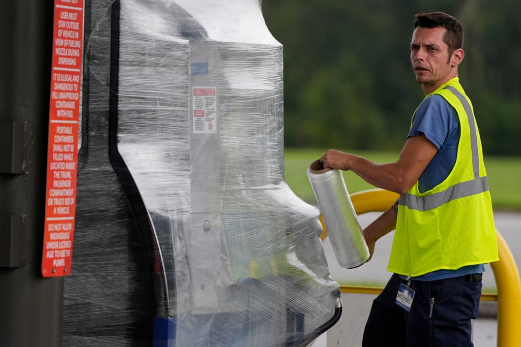El 
<b><a href="https://www.univision.com/local/atlanta-wuvg/condados-alerta-georgia-helene-potencial-ciclon-tropical-9-huracan" target="_blank">gobernador de Georgia, Brian Kemp,</a></b> insistió en protegerse antes de la llegada del huracán Helene, “
<b>en medio de la noche, con el potencial de tornados y otras cosas</b>”. Trabajadores de la cadena Sam's en Valdosta sellaron con plástico las bombas de venta de gasolina confiando en que no terminen destruidas.