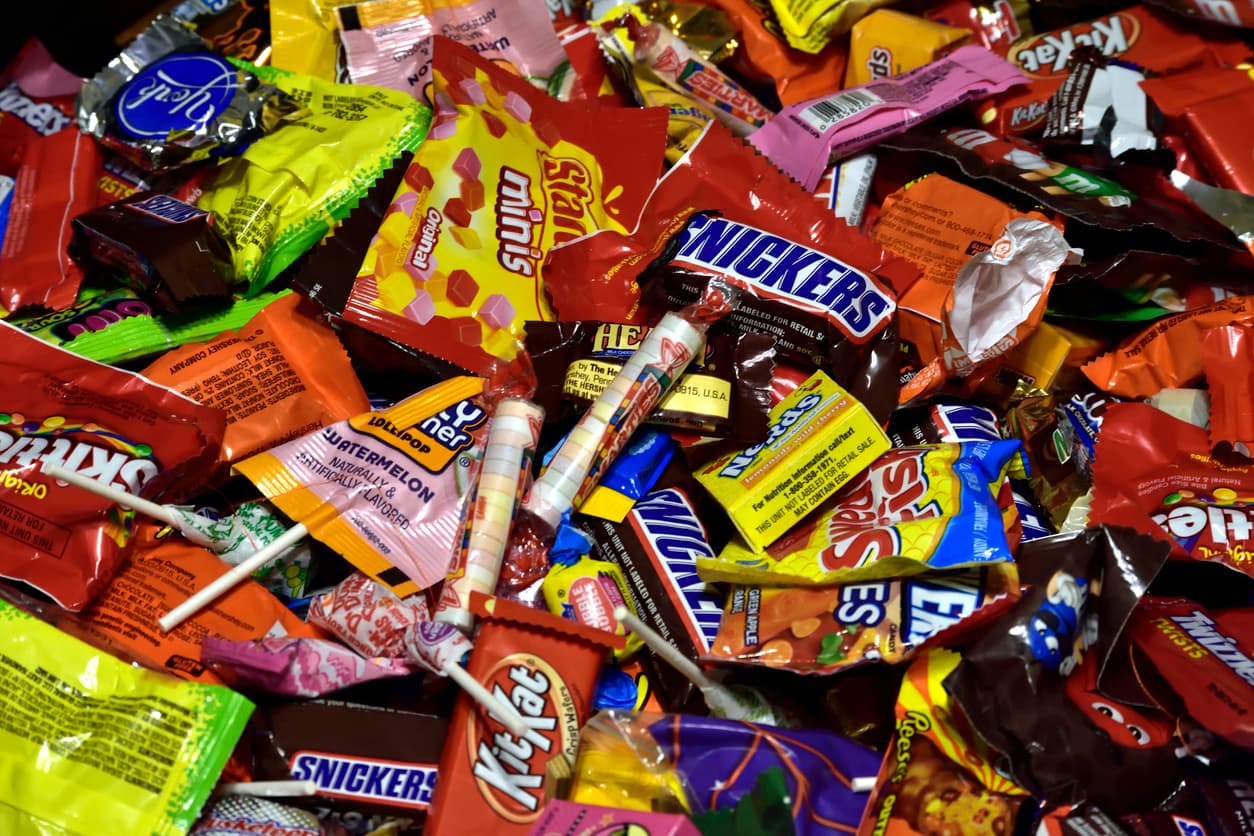 Algunos profesores de Colorado recibieron también dulces para darle a los estudiantes con diabetes en caso de que se les bajen los niveles de azúcar en la sangre mientras se esconden de un atacante por un tiempo prolongado.