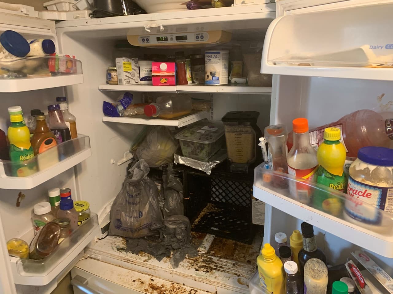 Los agentes encontraron comida podrida en la nevera de la casa.