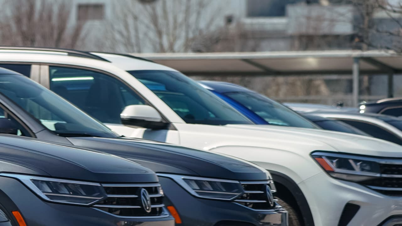 Mujer es acusada de dejar a cinco menores dentro de un auto expuesto a altas temperaturas