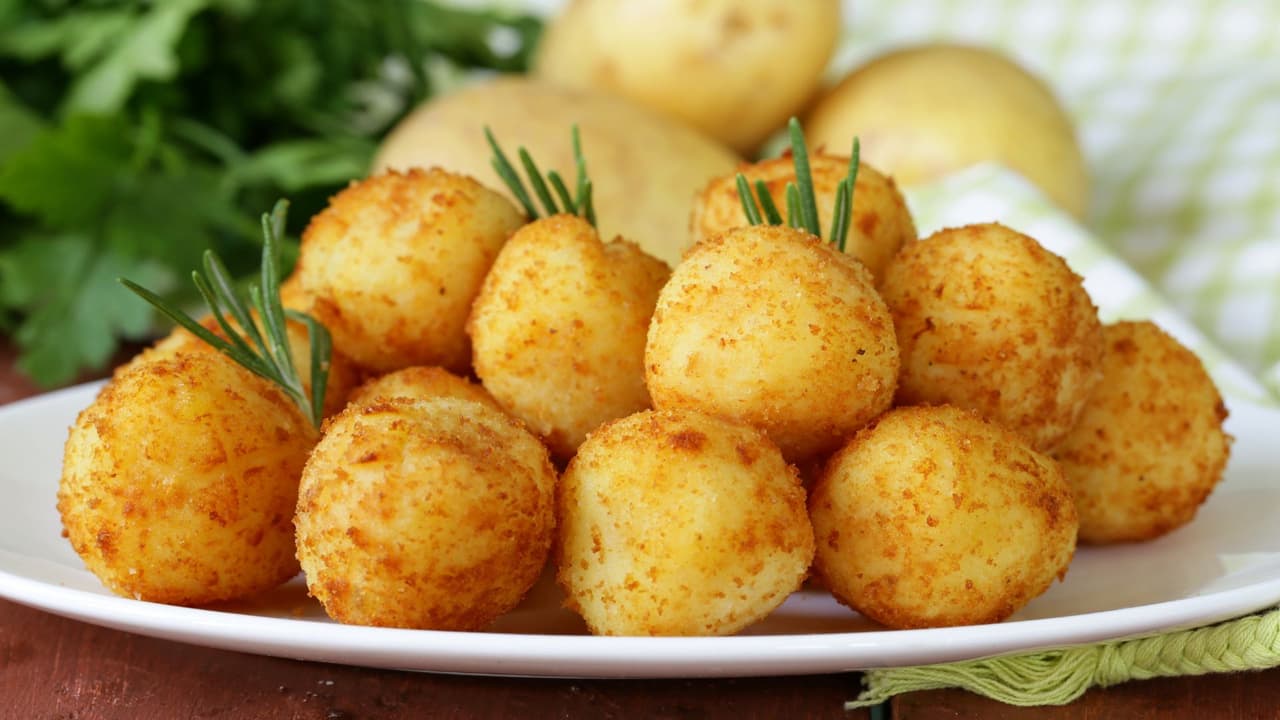 Receta para cocinar las mejores bolitas de plátano rellenas de queso y frijol, ¡son deliciosas!