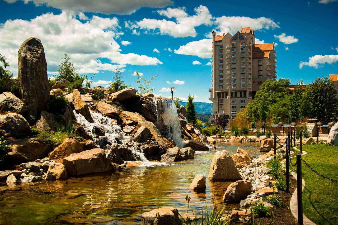 <b>Puesto 15. Coeur d’Alene, Idaho</b>
<br>
<br>Aumento en el valor promedio de la vivienda en el último año: + 27.8% (+103,820 dólares).
<br>
<br>Valor promedio de la vivienda en mayo de 2021: 476,645 dólares.
<br>
<br>Variación de la población en un año: +1.9% (+931 habitantes).
<br>
<br>Población: 50,540 habitantes.
<br>
<br>Aumento del ingreso familiar promedio: +4.5% (+2,180 dólares).
<br>
<br>Ingreso familiar promedio: 51,073 dólares.
<br>
<br>De las 50 ciudades analizadas, 49 registraron un crecimiento año tras año en el ingreso familiar promedio, según los datos disponibles más recientes del censo.
<br>